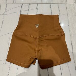 ARITZIA- Golden High-Waisted GLOSSFORM workout shorts 3” (Sunset orange) (US 2)